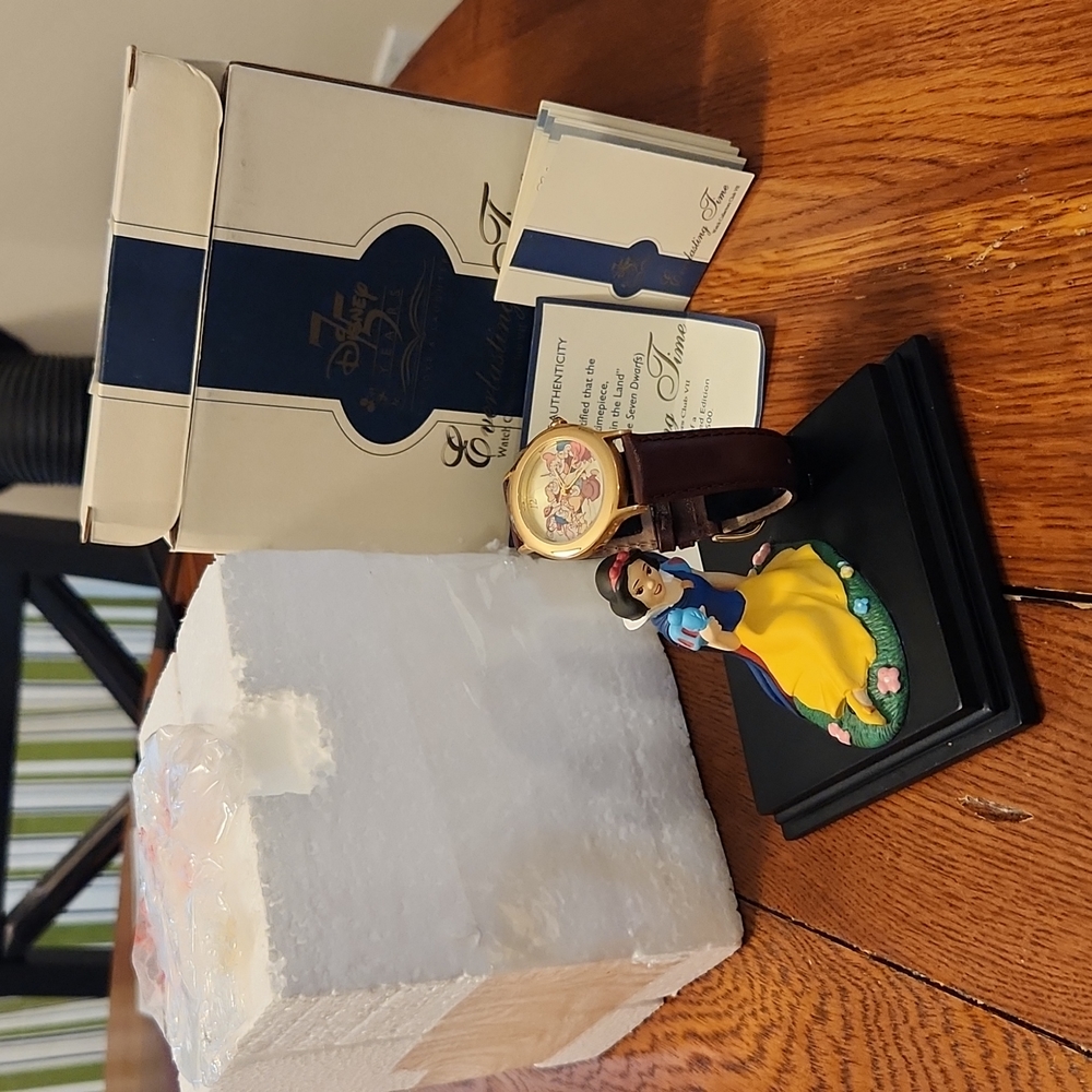 Disney Everlasting Time watch collectors club Snow White & the Seven Dwarfs
